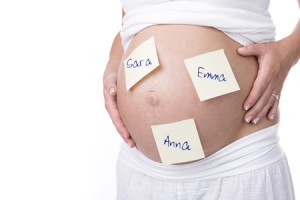 Schwangere mit Babynamen auf dem Bauch