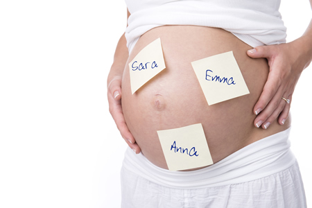 Schwangere mit Babynamen auf dem Bauch