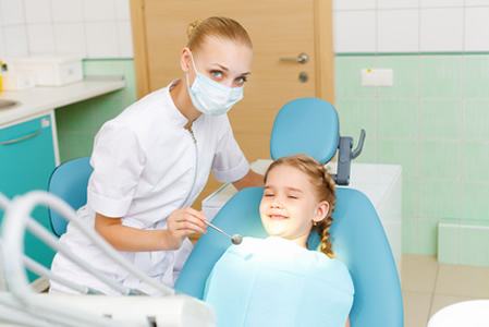 Kind mit Agnst vor Zahnarzt