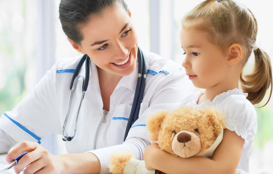 Der Kinderarzt prüft Ihr Kind auf eventuelle Entwicklungsstörungen.