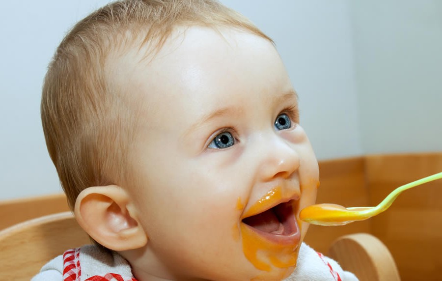 Babys erleben den Übergang zur festen Nahrung sehr unterschiedlich.
