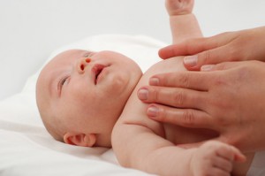 Baby geniesst die Hautpflege