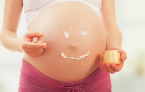 Schwangere-pflegt-ihre-Haut-mit-Creme