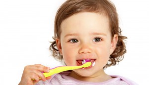 Ein Kleinkind putzt sich die Zähne