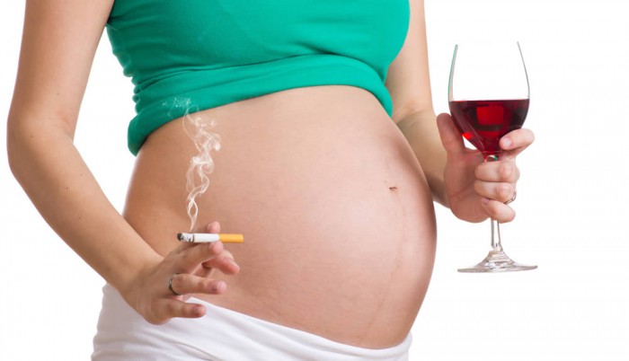 Rauchen und Alkohol sollten Schwangere meiden.