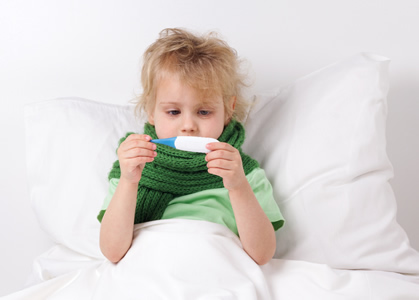 Die Kinderkrankheit Scharlach geht mit hohem Fieber einher. Zur Behandlung kommen Antibiotika zum Einsatz.